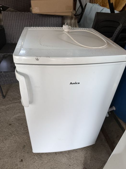 Малък хладилник Amica