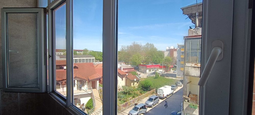 Продавам 4 стаен апартамент в идеален център.