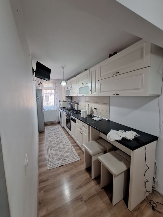 Se inchiriaza apartament cu 3 camere