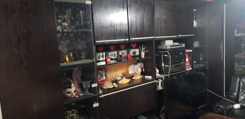 Холна секция на почти цяла стена