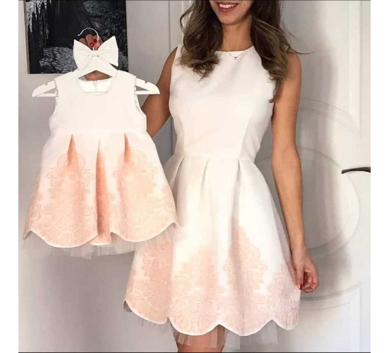 Бутикови еднакви рокли, майка и дъщеря