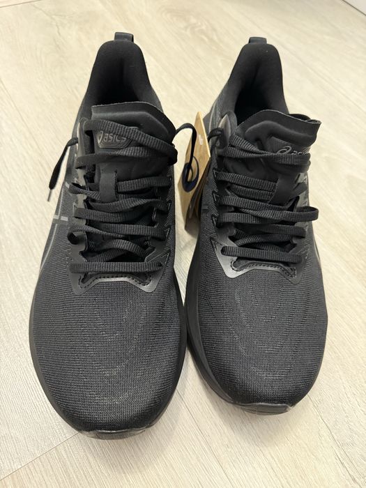 Продам новые кроссы Asics