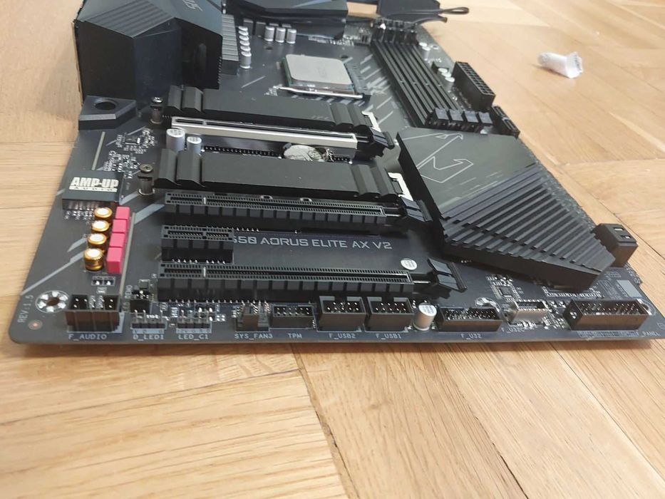 AMD Ryzen 5 5600X + Gigabyte B550 Aorus Elite AX V.2 Rev.1.5 Wi-Fi