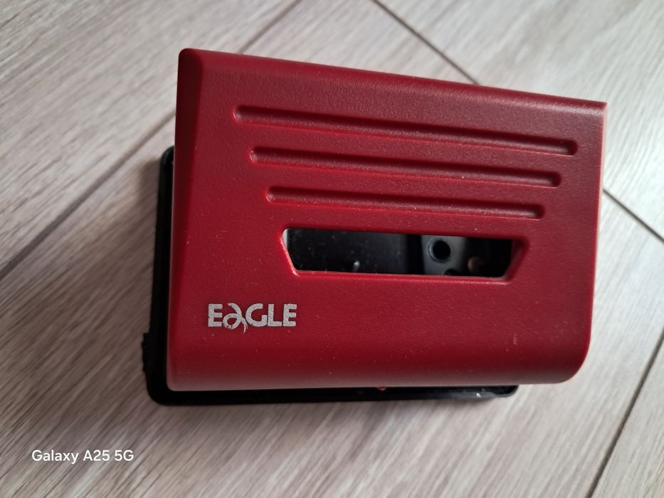 Дырокол офисный EAGLE (красный)