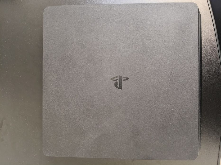 Vând PS 4 SLIM in stare foarte bună