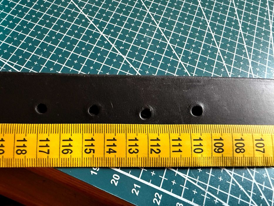 Ръчно изработени кожени колани.