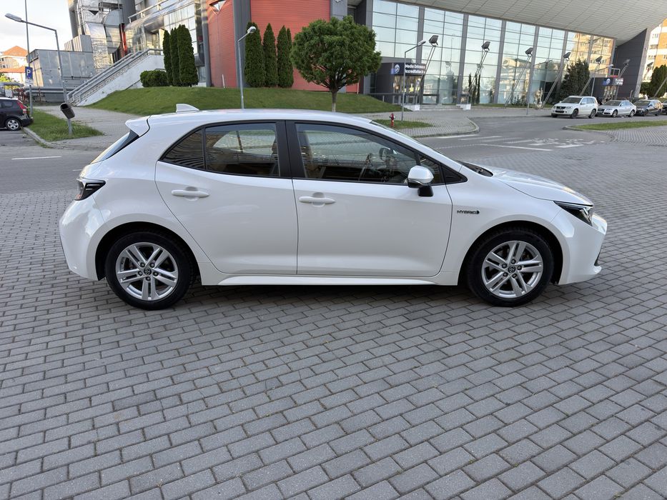 VÂND Toyota Corolla Hybrid 2020 – IMPECABILĂ