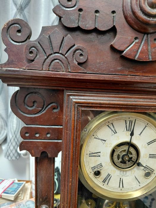 Vând ceas vechi cu pendul