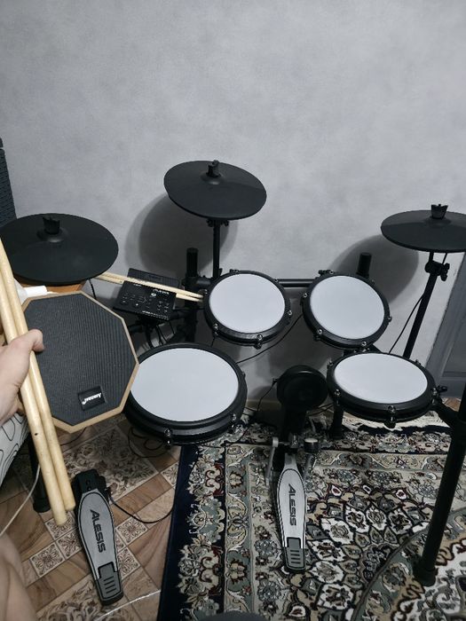Электронные барабаны alesis Nitro max kit