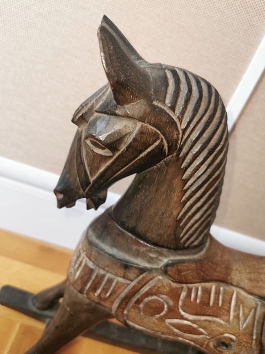 Антикварно Дървено люлеещо се конче в кафяв цвят играчка фигура декор