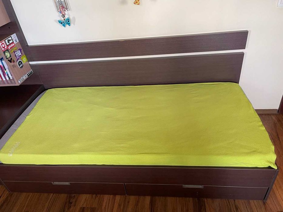 Детска стая с две легла с матраци, ракла и секция