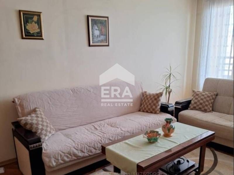 Тристаен апартамент до у-ще Св.,, Иван Рилски,,