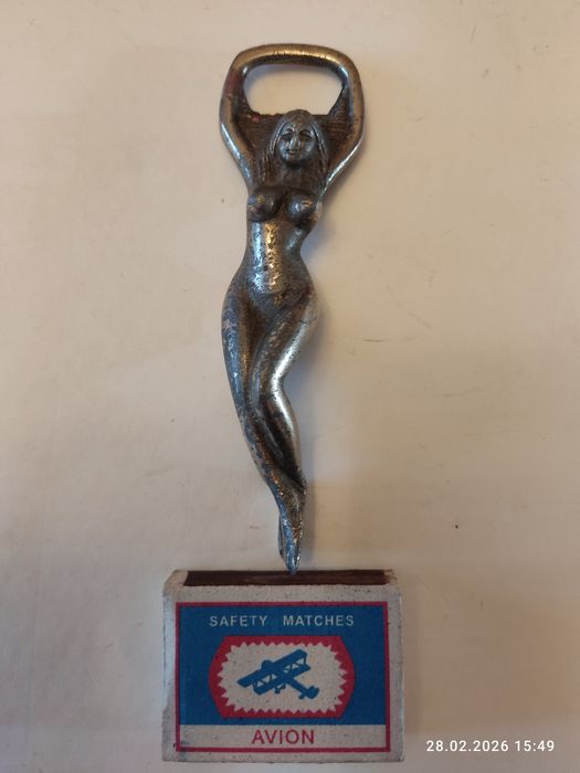 Открывашка обнажённая девушка..