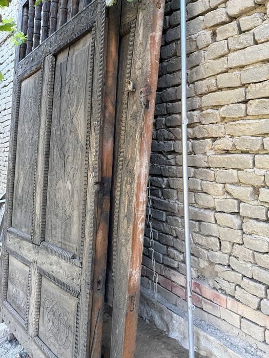 Darvoza katta ikki qanotli , yong'oq