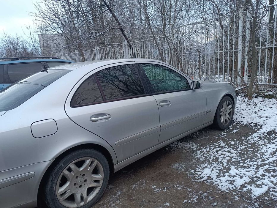 Автомобил Mercedes E320