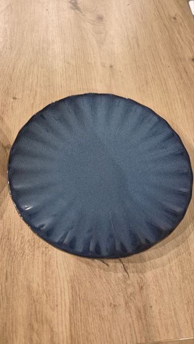 Плоски и дълбоки сини чинии