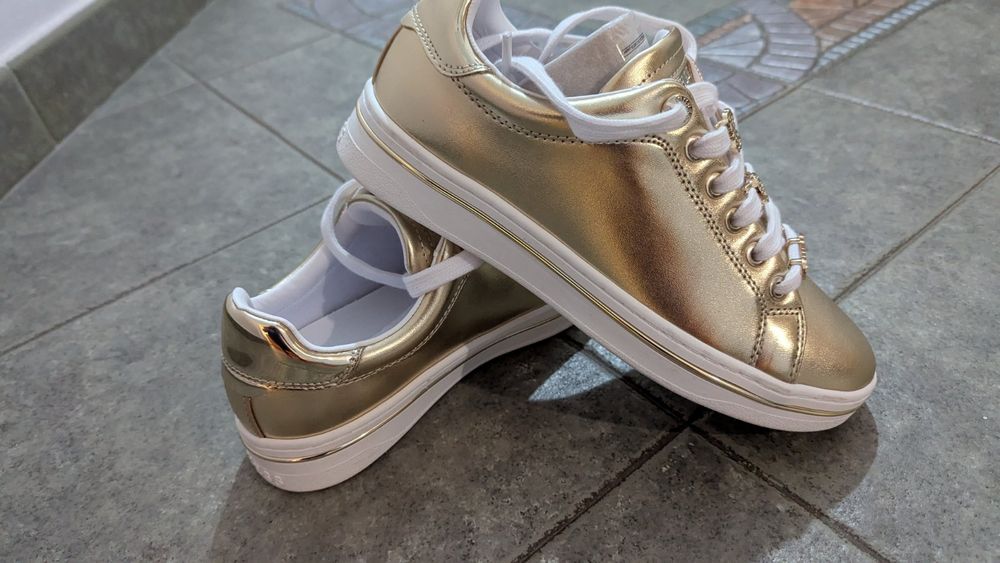 Дамски обувки Guess 37