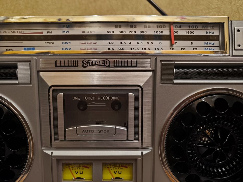 Стерео магнитола пять в одном. Новая.