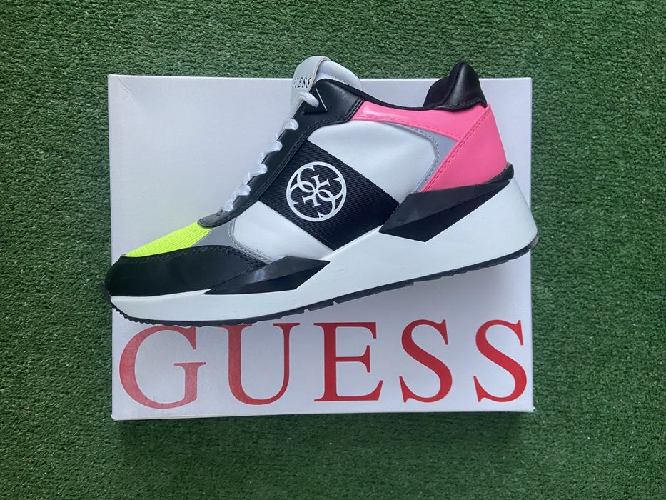 Сникърси на GUESS