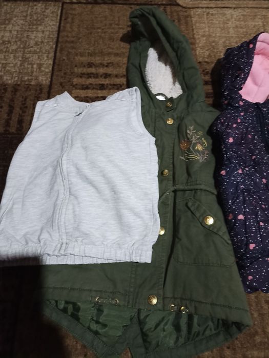 Детски дрехи 1яке , 2 елека , 1 тънка рокля
