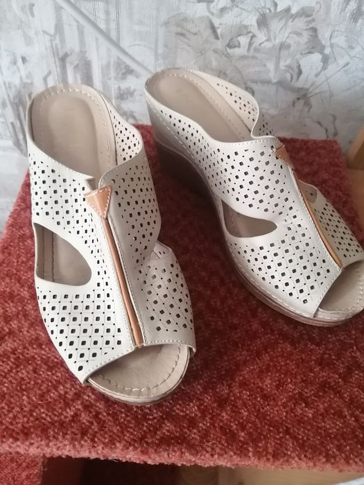 Продам босоножки.