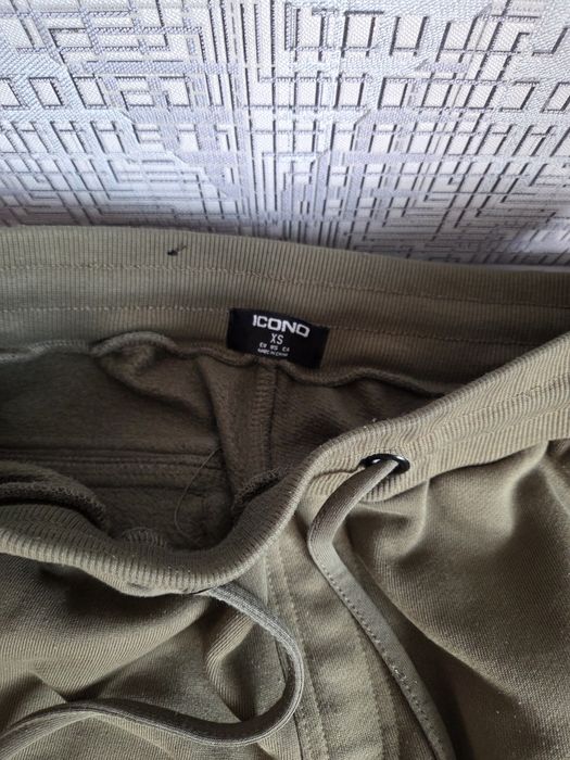 Продавам анцуг Icono