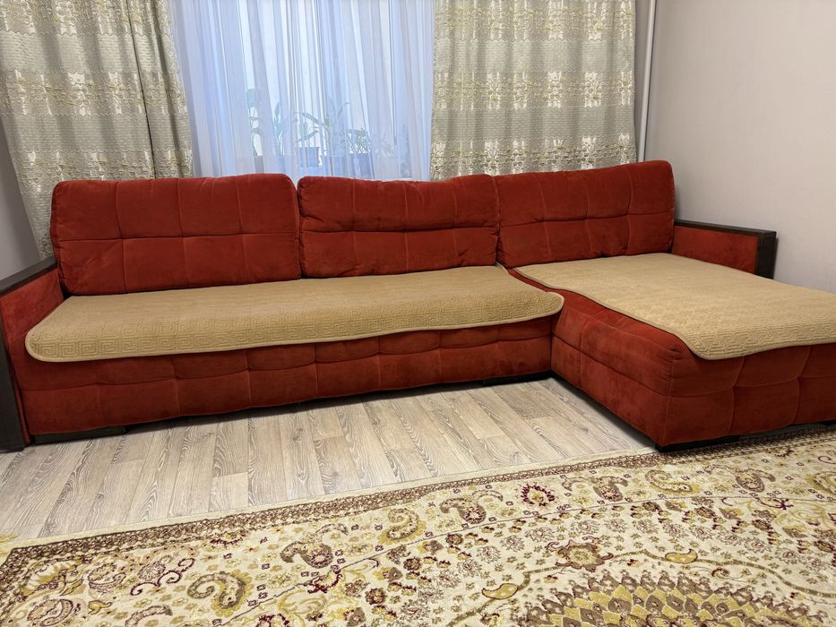 Диван красеыйдля гостиной