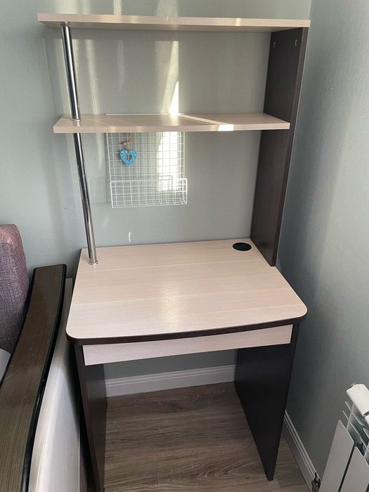 Стол школьный, письменный.