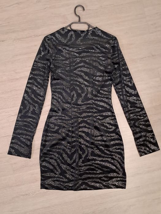 Елегантна черна рокля с кадифена материя и сребристи акценти H&M