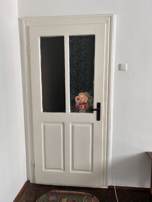 Usi de vanzare din lemn masiv