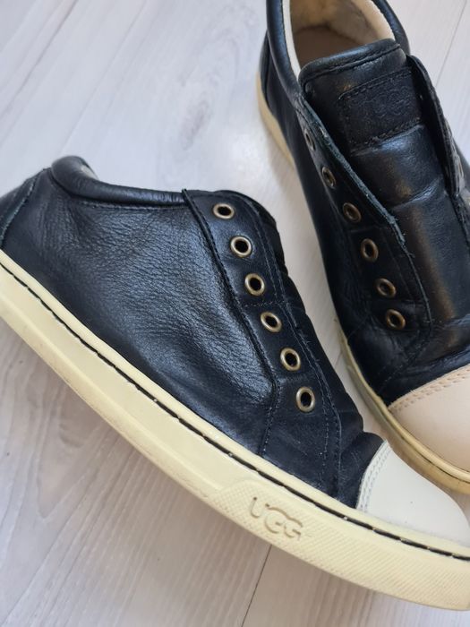 Vând tenisi UGG mărime 38 corespunde la 37