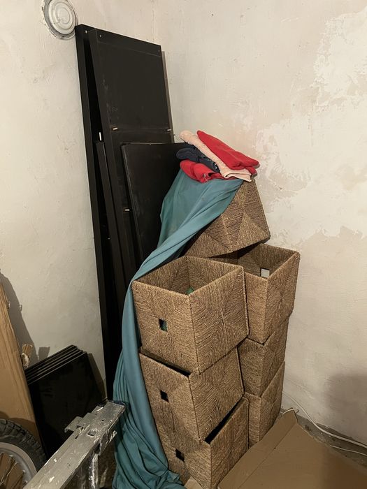 Кафяв дървен шкаф за телевизор с плетени кошници СПЕШНО!