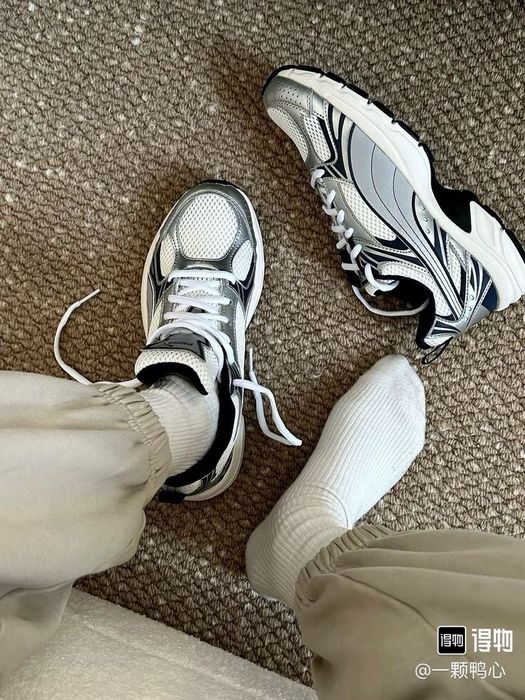 Спортивные кроссовки