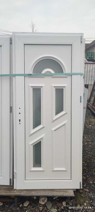 Modele noi de uși cu panel decorativ