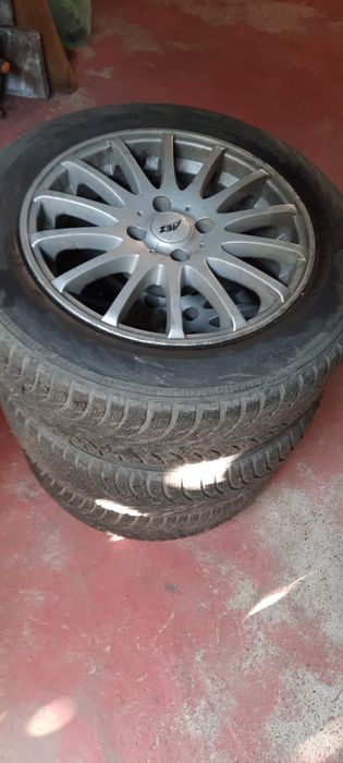 4 Jenti cu cauciucuri