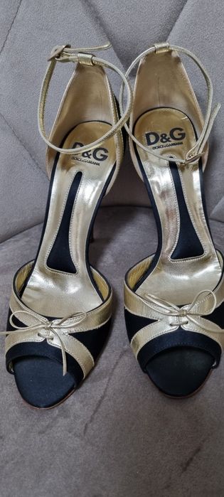 Sandale noi , fără eticheta