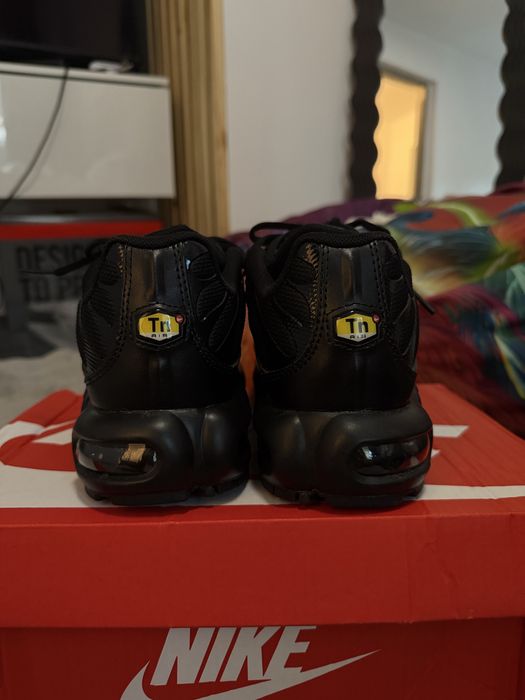 Vand Adidasi Nike Tn