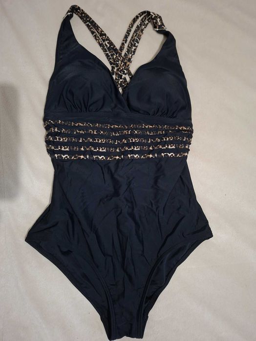 Бански костюми. Черен и бял.