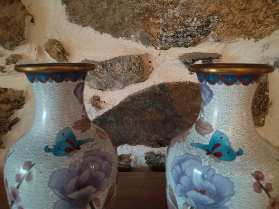 Продавам чифт антикварни вази бронз месинг клетъчен емаил