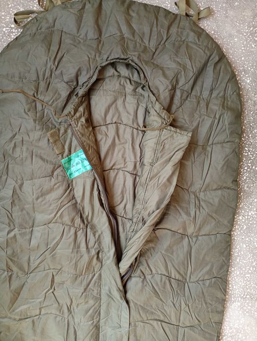 Carinthia 3-сезонен спален чувал с водонепромокаем протектор