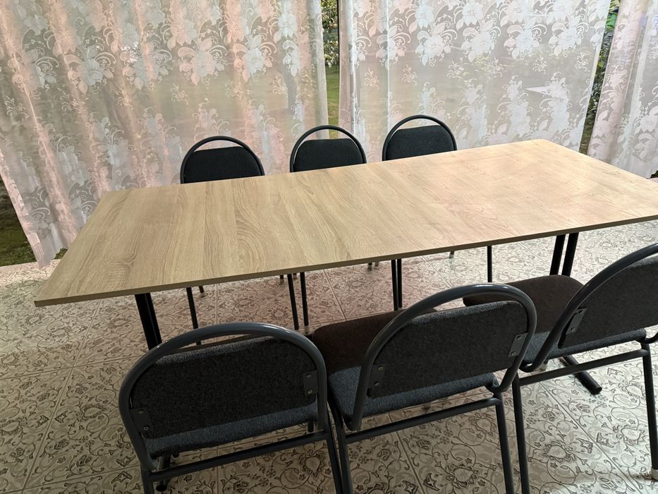 Продается  стол со стульями срочно