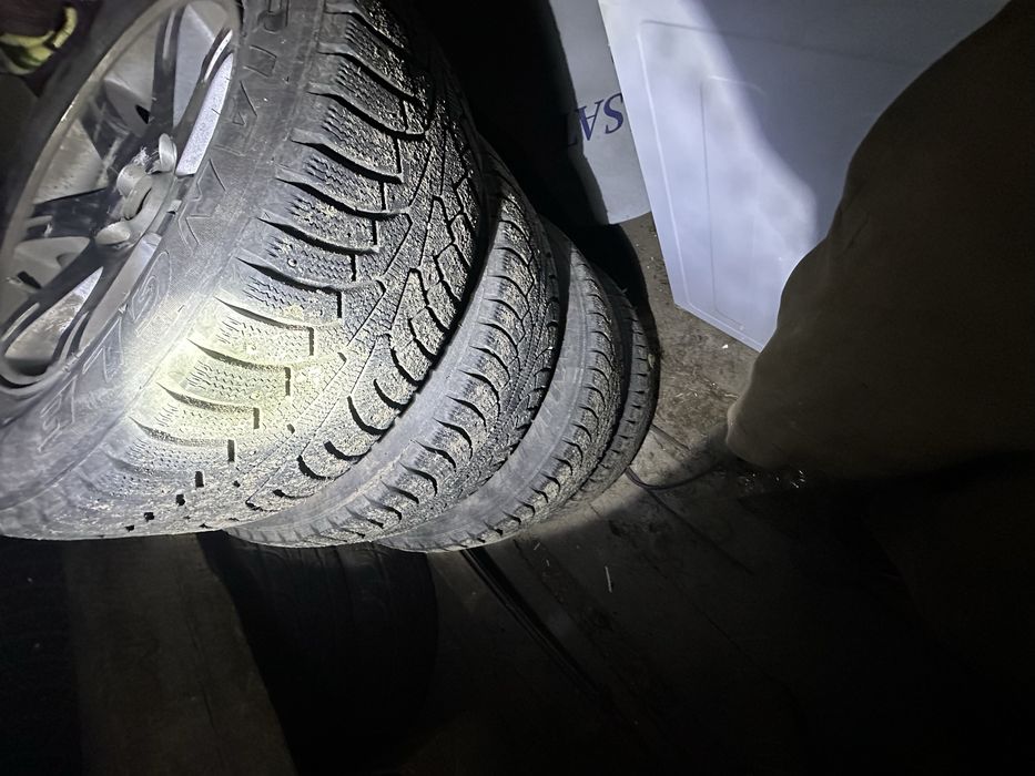 Продам авто шина с дисками зимни