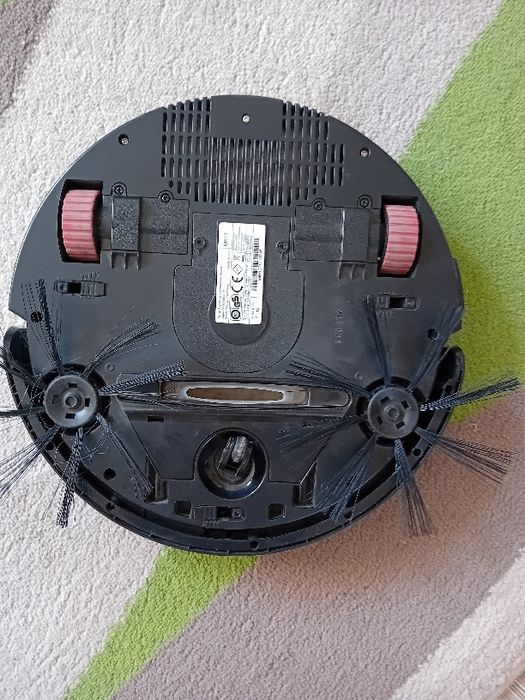 Robot aspirat podele