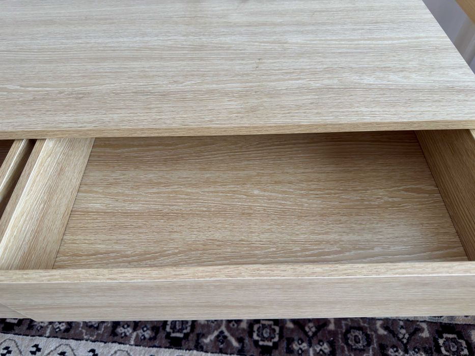 Vând birou minimalist Thinia Home, design modern scandinav, culoare stejar natur, în stare foarte bună.