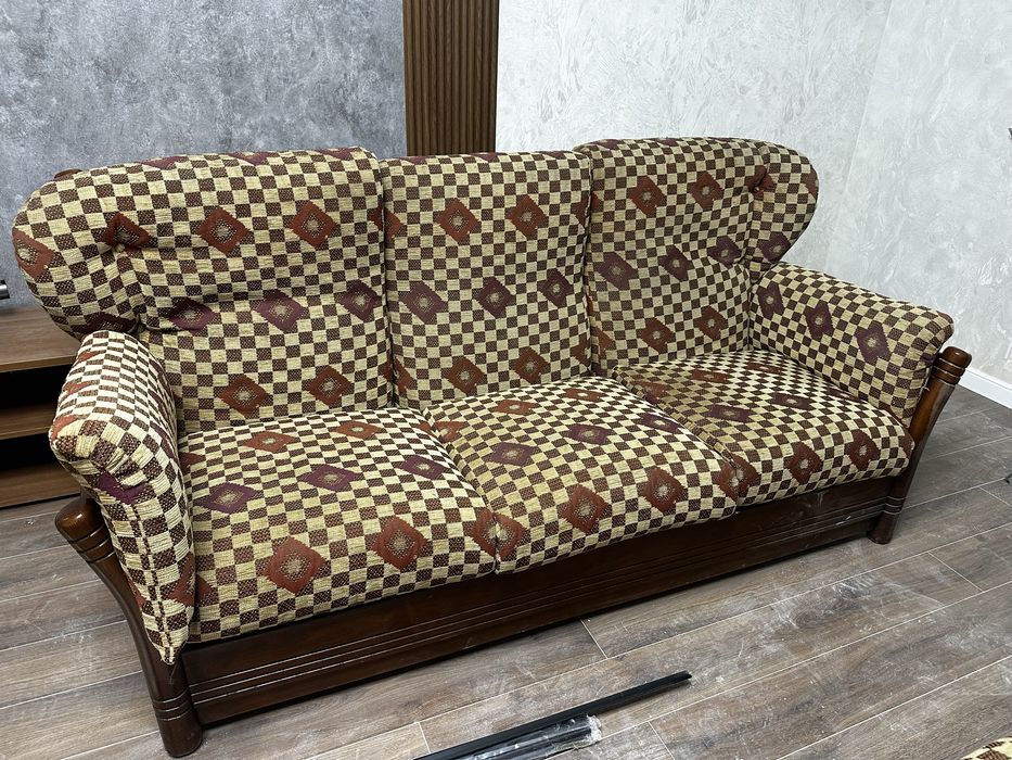 Диван деревянный итальянский