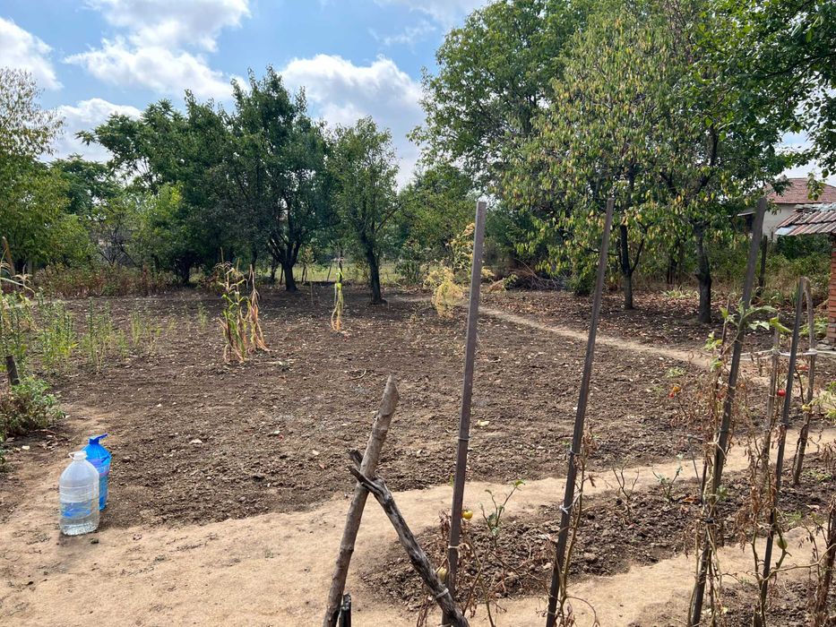 Продавам / Заменям къща с двор в село Бръшлен