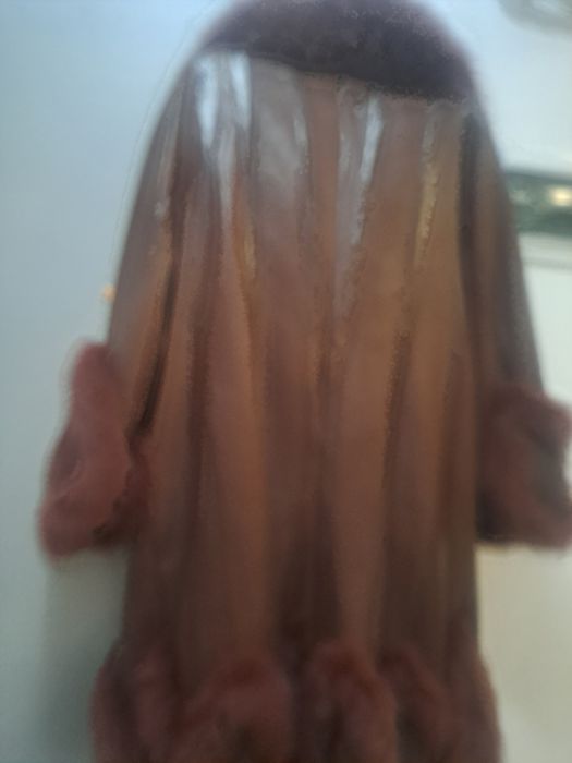 Vând haina de piele cu guler și garnituri din vulpe polara