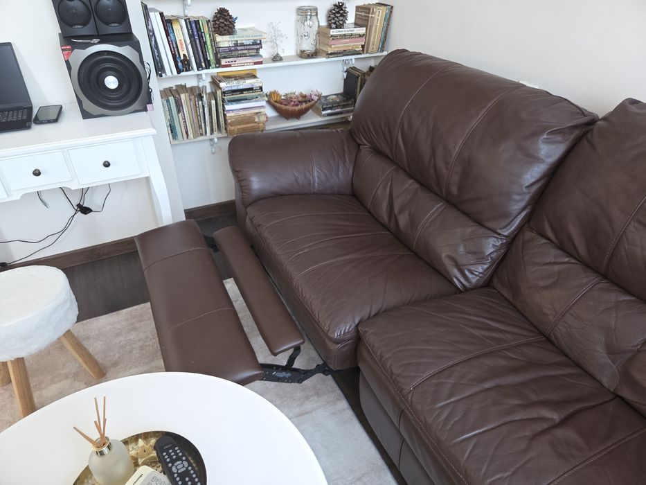 Кожен диван + подарък кресло