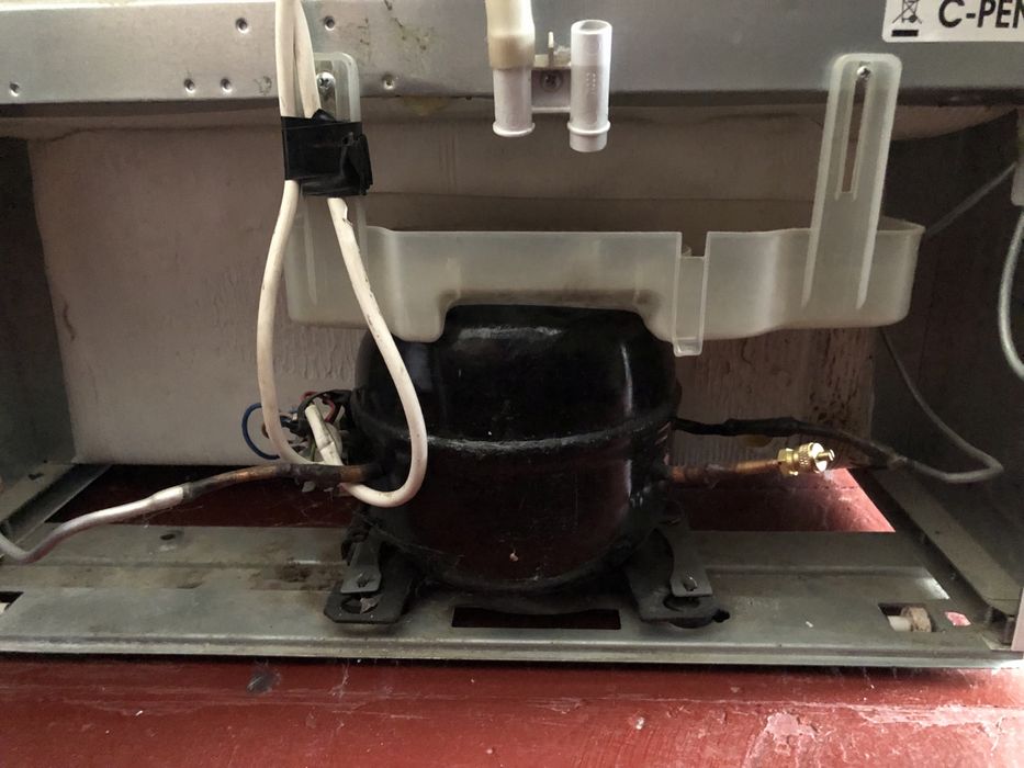 Продам морозилку Indesit