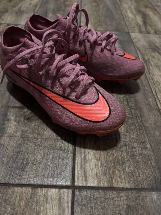Бутонки Nike mercurial elite sg[метални шипове] използвани само 3мача цена 149.99€!Има резервни шипове и ключ за затягане специално на бутонките!